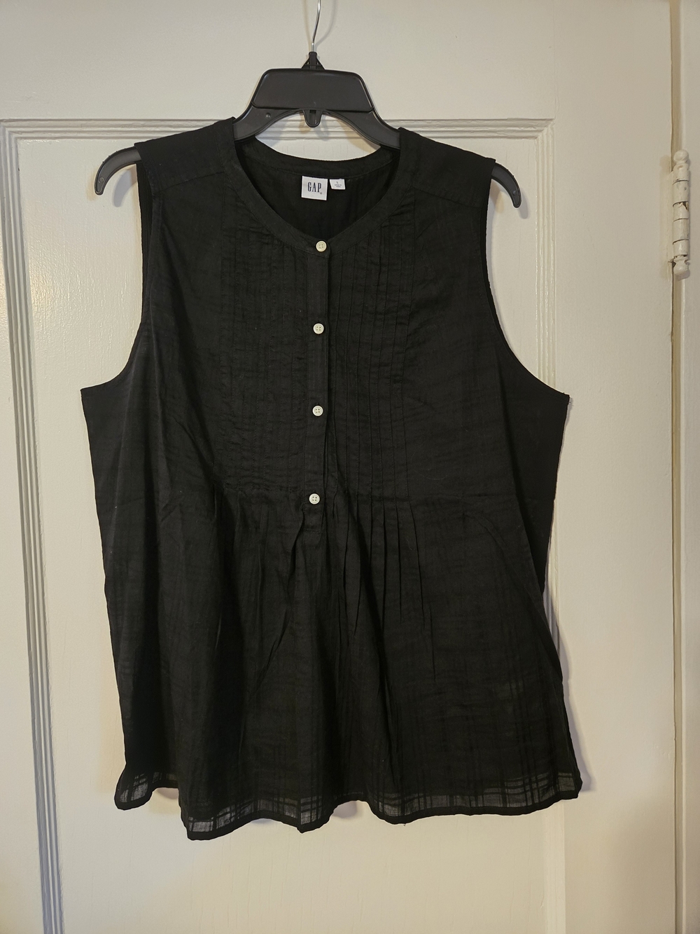 GAP Women's Black Sleeveless Button-Front Pintuck Top